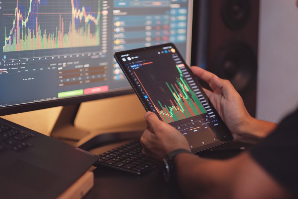 Tela de computador com gráfico de monitoramento de carteira de investimentos